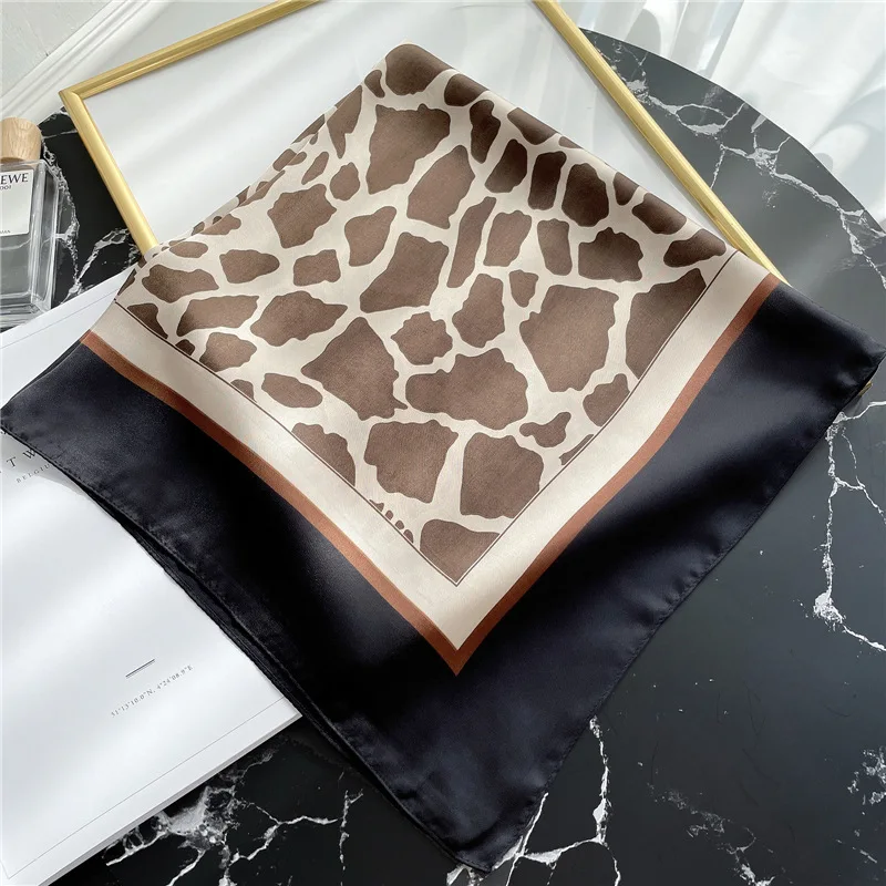 Modischer 70 * 70 cm Schal mit Leopardenmuster für Damen, Frühling/Sommer, weiche Satinränder, quadratisches Bandana, Sonnenschutzschals – Detail 25