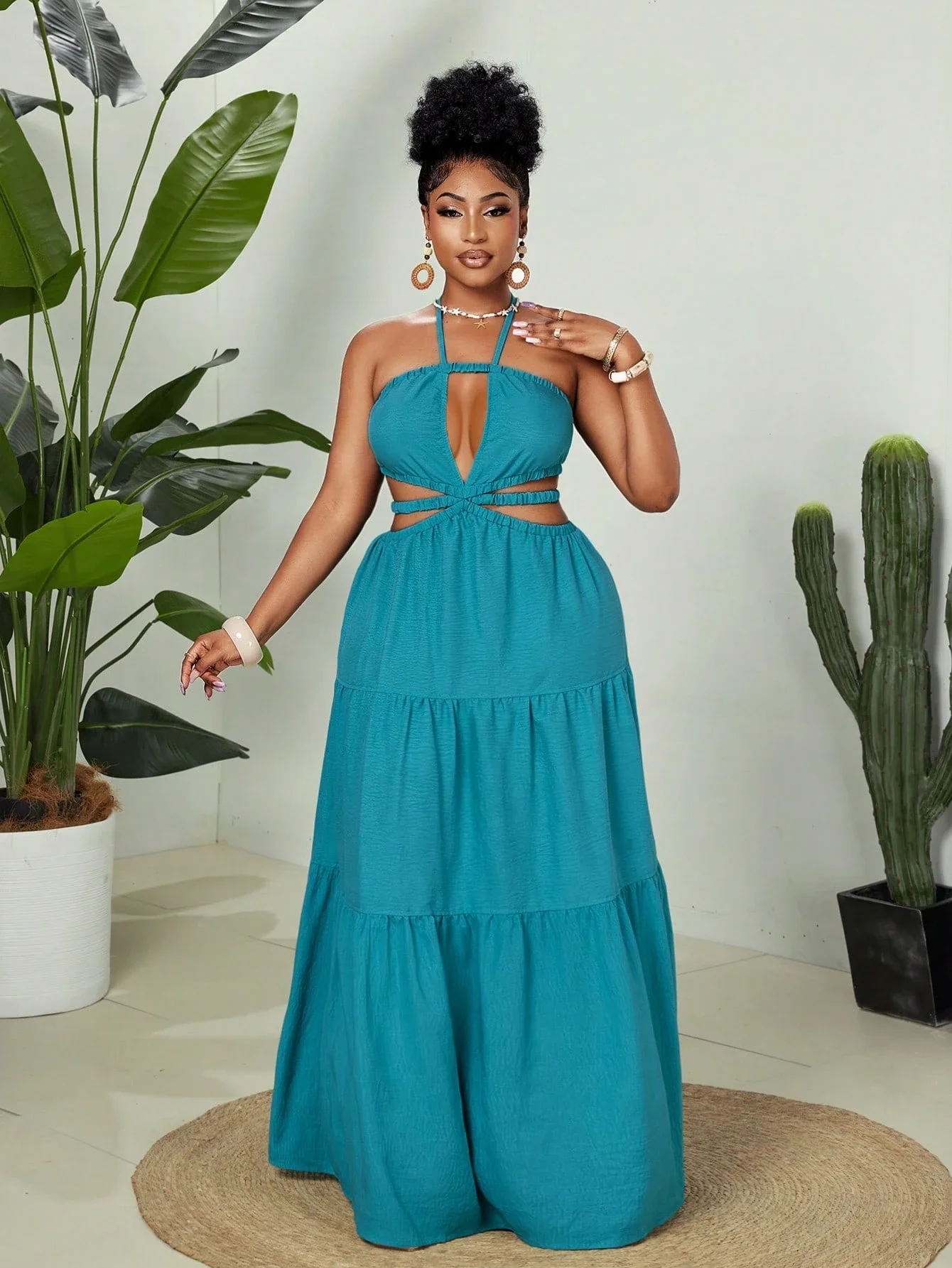 

Платье макси без рукавов, однотонное, с вырезами и многоярусной юбкой, больших размеров