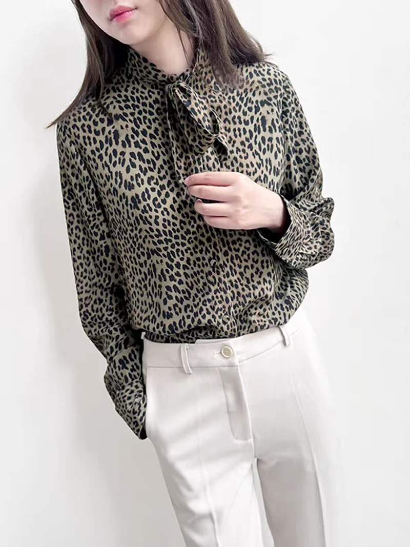 

Long sleeved shirt for autumn 2025, comfortable and casual classic leopard print coffee color shirt