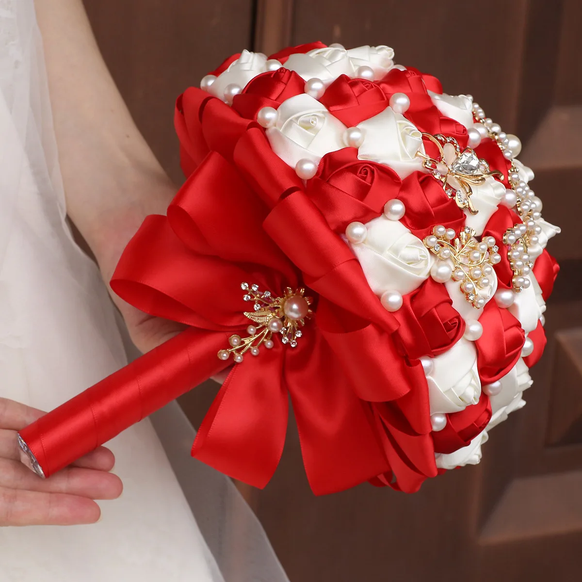 

Алый свадебный букет с жемчужной цепочкой, букет из искусственного шелка и розы