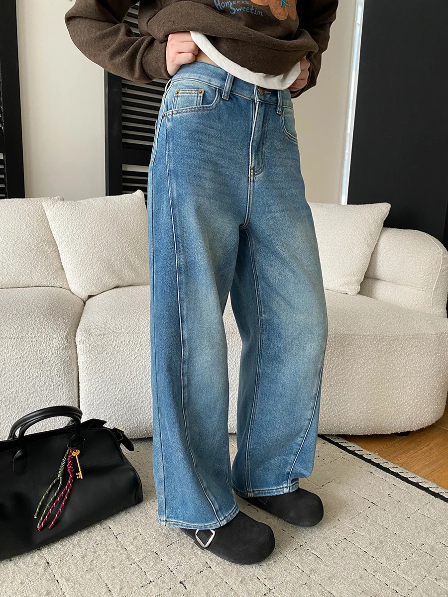 

Stand cut deconstruction and segmentation design, loose and wide legs, slimming and plush jeans