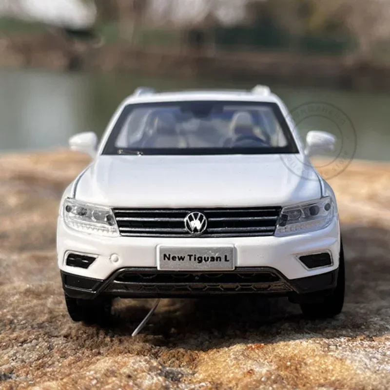 1:32 Scale Diecast Metal Toy Car Model TIGUAN L High Imitation Pull Back Sound; Light Educational Collection Gifts 6 Doors Open