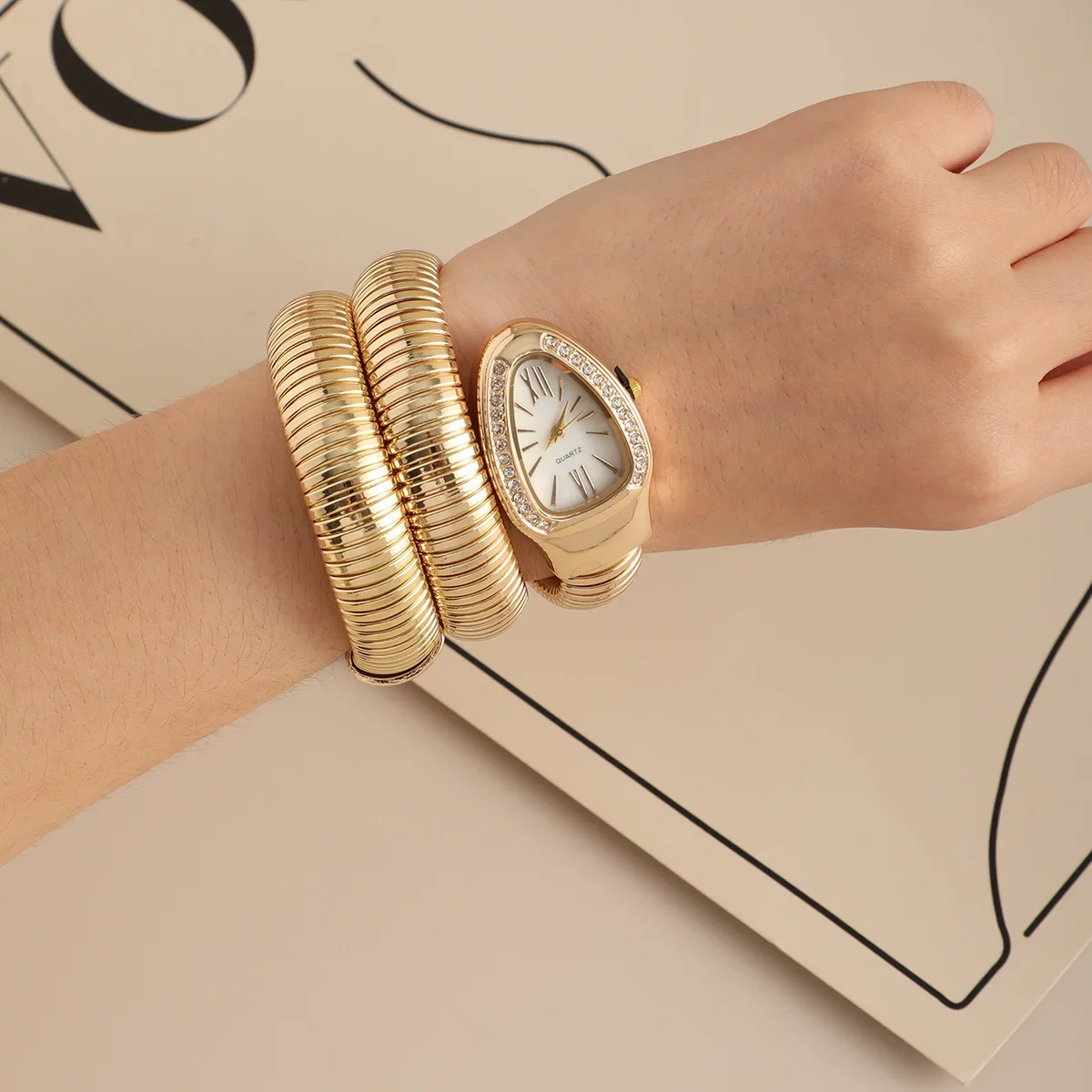 

Элегантные кварцевые наручные часы в форме змеи для женщин — гибкий пружинный ремешок, модный аксессуар, дизайн со змеиным мотивом, ремешок с украшением