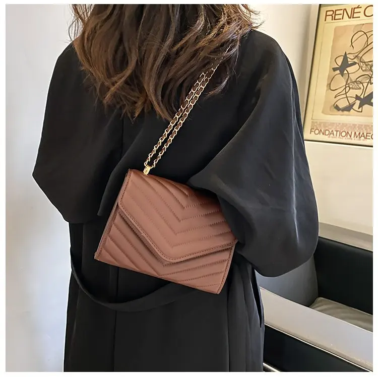 Schicke Umhängetasche aus Pu-Leder, goldfarbene Hardware, vielseitiger Kettenriemen, klassische Luxus-Tragetasche für Damen im Alltag – Detail 23
