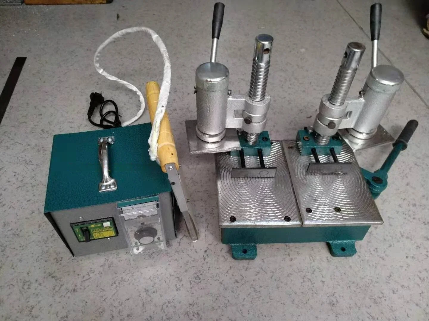 Corner welding machine for uPVC door and window atrium frame screens;manual welding machine with small temperature-controlled pl