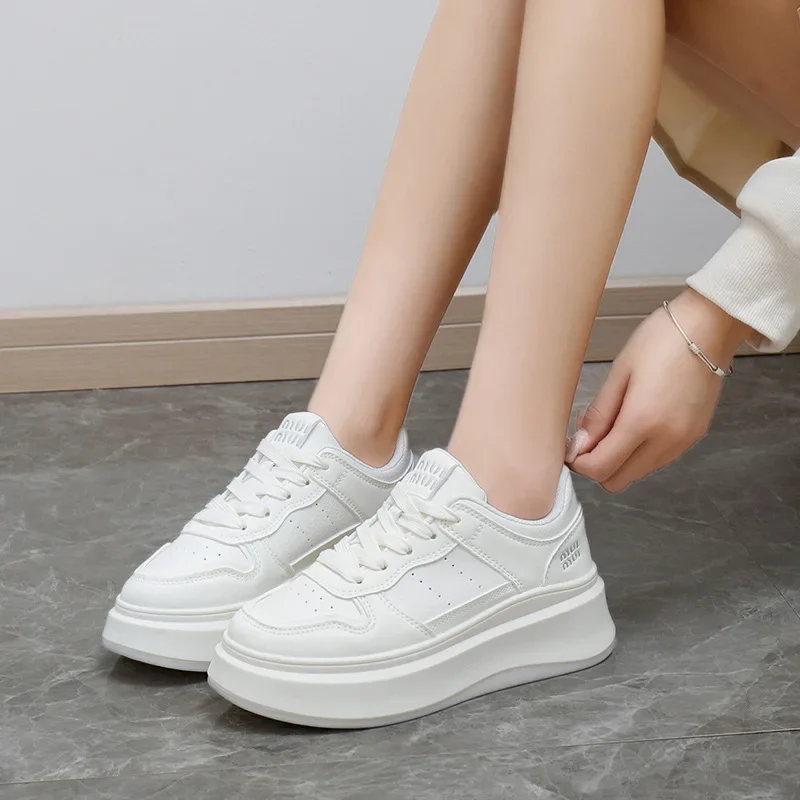 女性の加硫靴春と秋のレザーホワイトファッショナブルな通気性のあるレースアップカジュアル厚底スニーカー