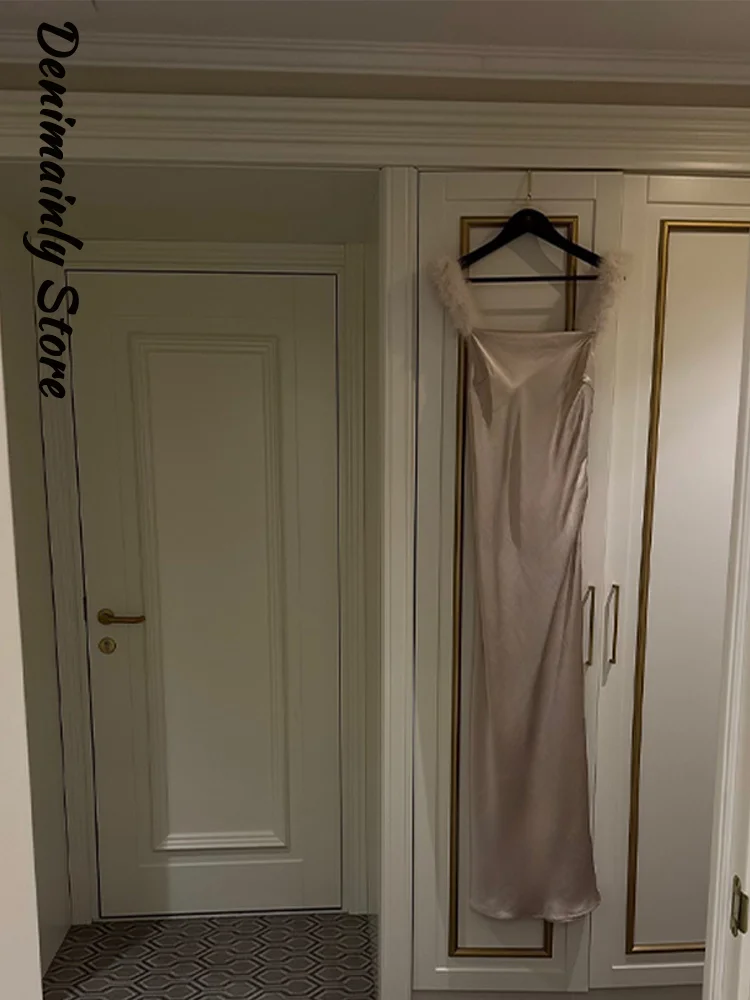 Elegancka satynowa sukienka z imitacji futra na ramiączkach, długa, damska, beżowa, z kwadratowym dekoltem, dopasowana, wieczorowa, kolekcja wiosna 2026, sukienka koktajlowa, sukienka ślubna.