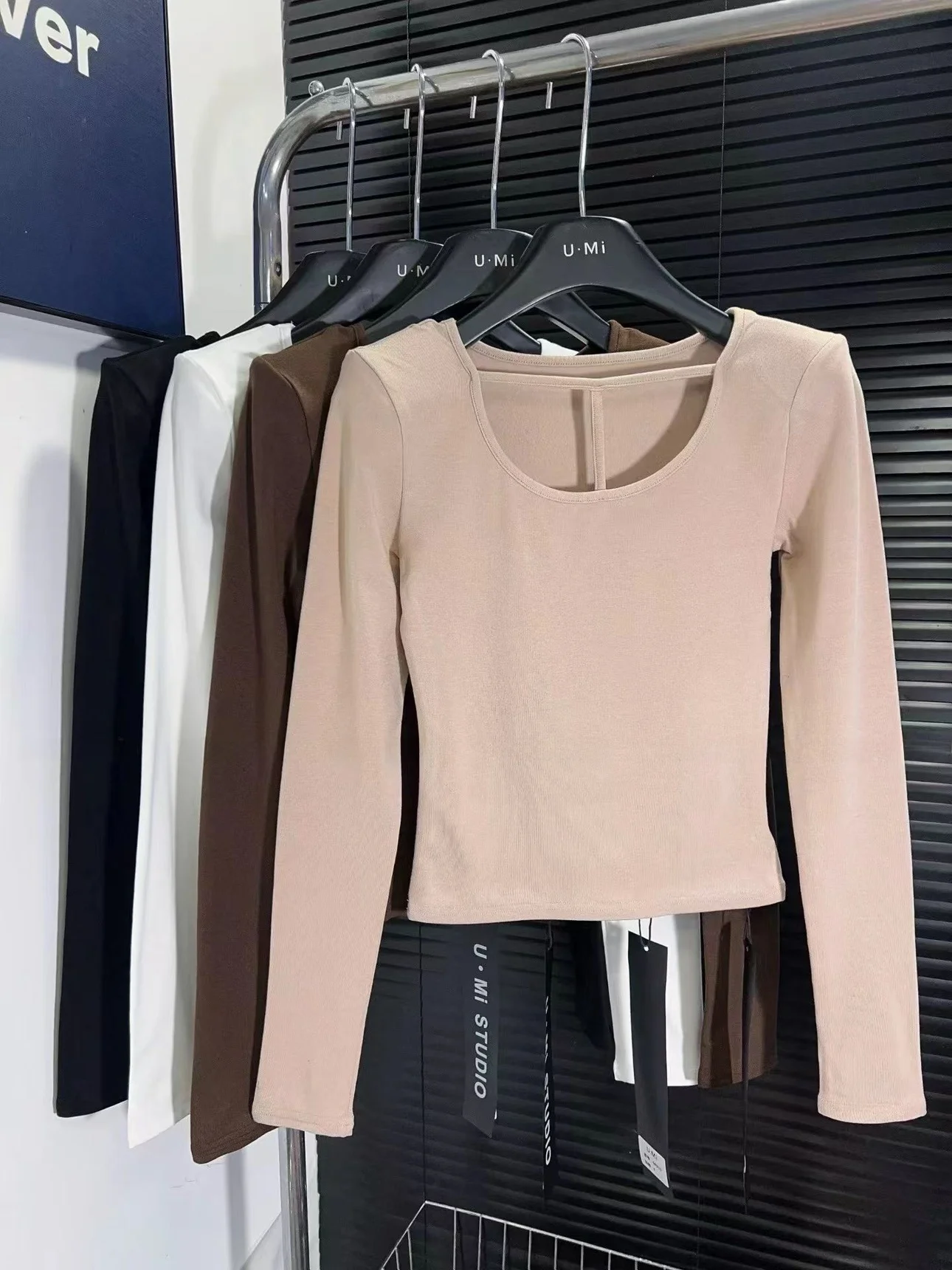 Koreańska bluzka damska typu T-shirt, dopasowana, z wycięciami, miękka, wygodna, bawełniana, ocieplana, zimowa moda.