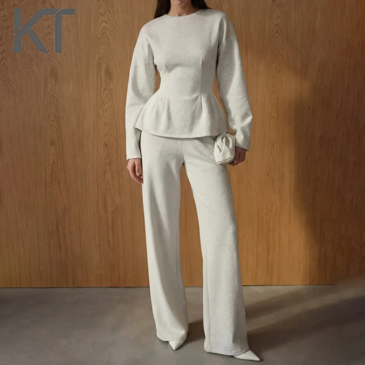 

Повседневный шикарный бежевый комплект из двух предметов для женщин: свитшот с пеплумом и брюки с широкими штанинами, идеально подходит для повседневной носки и походов по магазинам