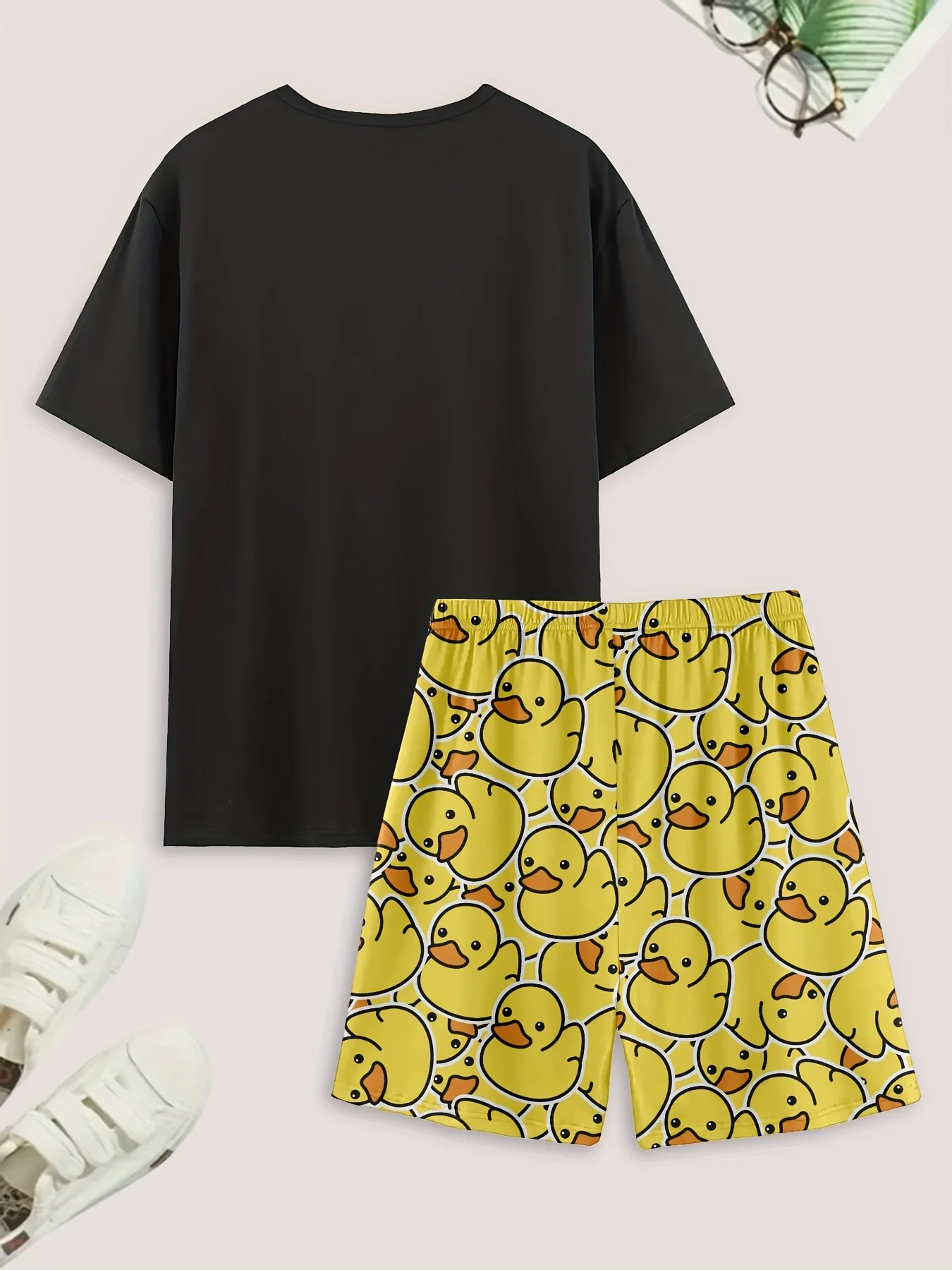 A set of duck printed casual pajamas and home clothes, duck printed shorts, and a T-shirt with a duck pattern, comfortable summe