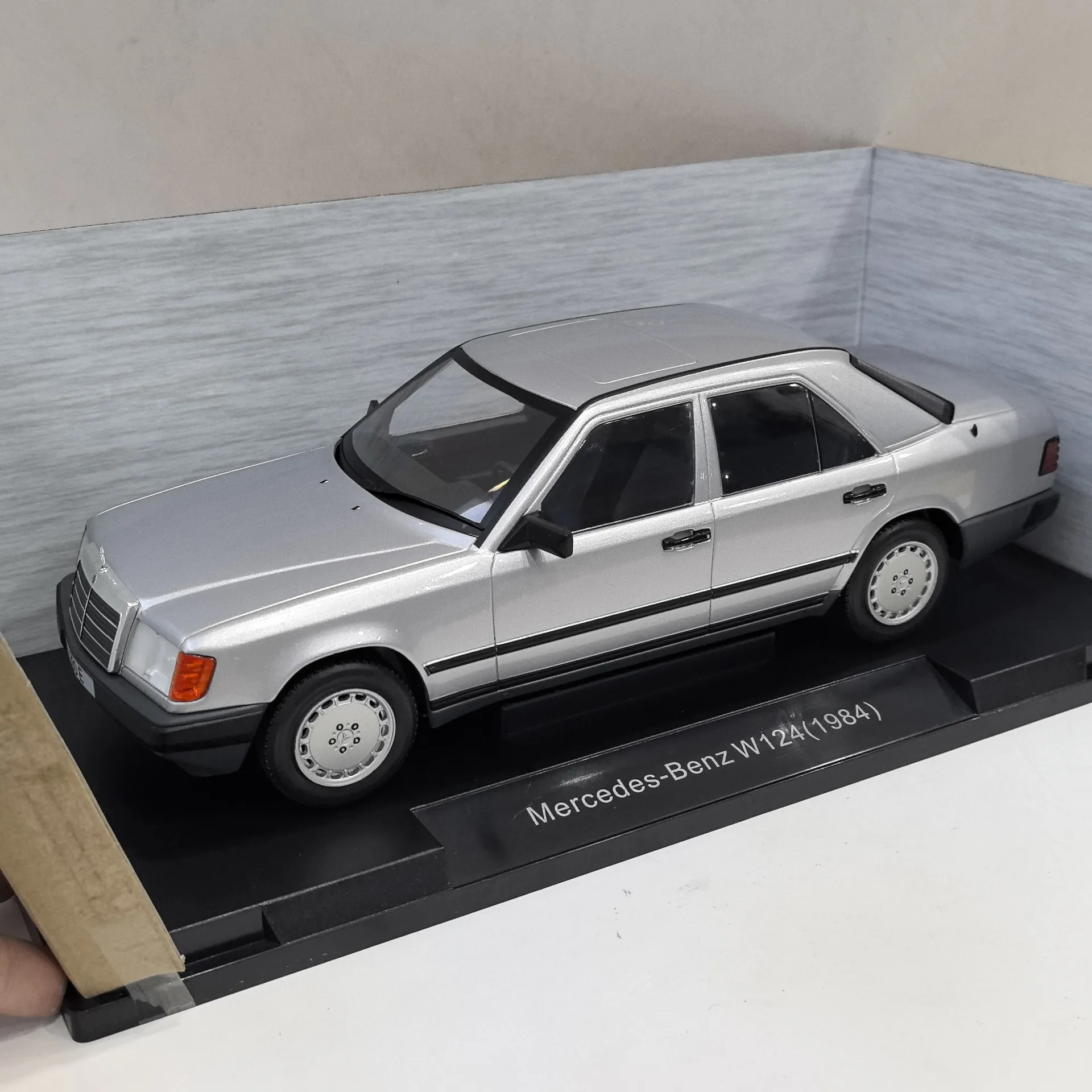 

Diecast MCG 1/18 Scale W124 E300 1984 BENZ-Benz Alloy Car Model Collectible Toy Gift Souvenir Display Ornament