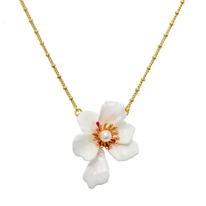 

New enamel enamel color gradient white cherry blossom necklace sweet personality three-dimensional petal clavicle chain