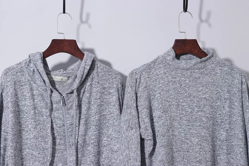 เสื้อเบสเลเยอร์ทรงเข้ารูป คอสูง ผ้าเนื้อนุ่ม สวมใส่เป็นเสื้อตัวในได้ สไตล์ลำลอง ผลิตจากผ้าโพลีเอสเตอร์ผสมวิสโคส มีฮู้ด สีพื้น ผ้าถัก