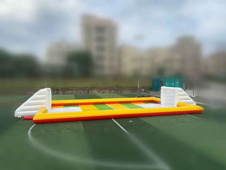 Duurzaam opblaasbaar voetbalveld met versterkte naden voor recreatief en professioneel gebruik