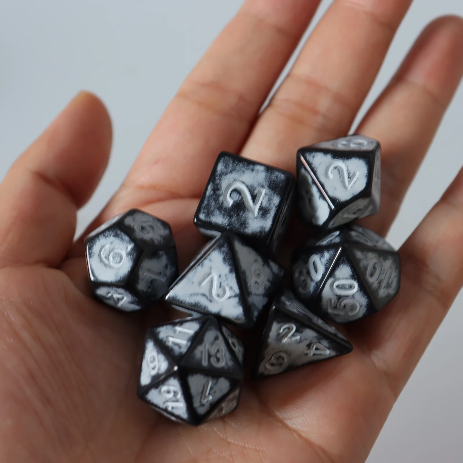 

Черно-белые многогранные кубики Игра Семейная вечеринка Игра в кости