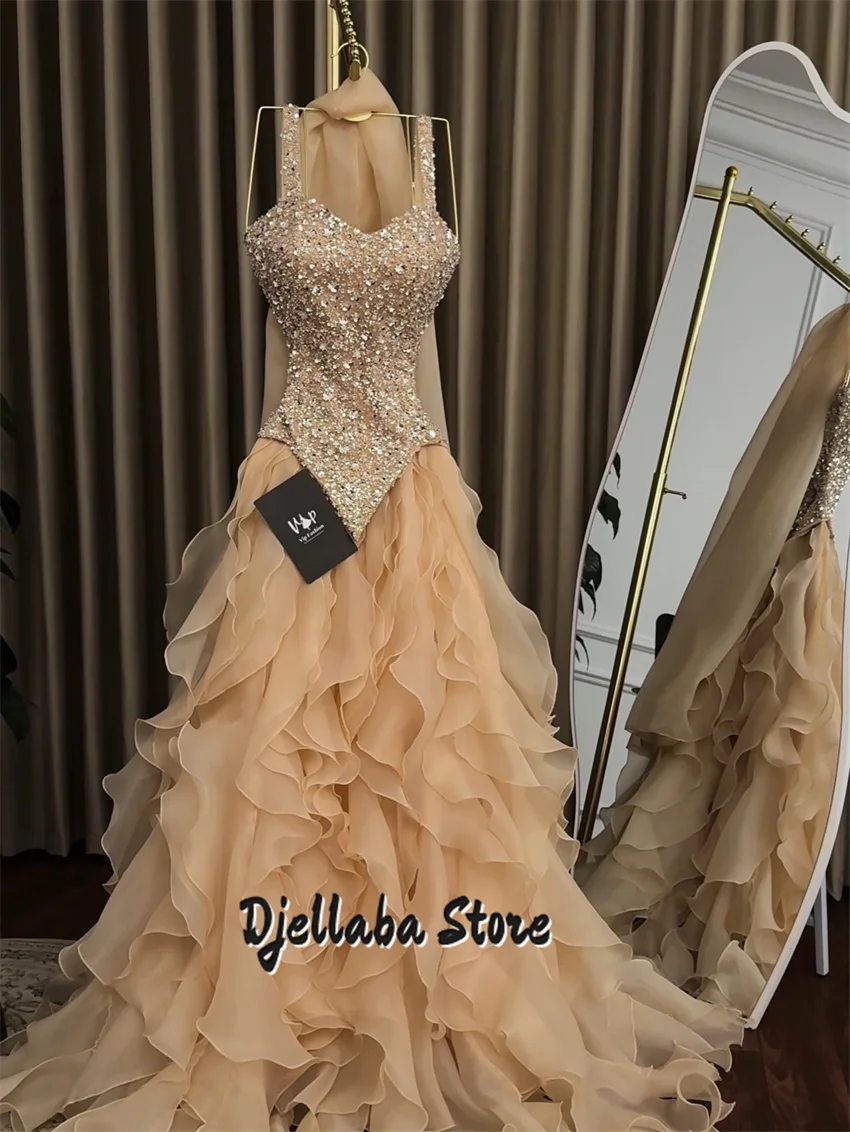 Sukienki wieczorowe z falbanami, zdobione koralikami, eleganckie, z rozcięciem, w stylu A-line, na studniówkę/imprezę, inspirowane Dubajem, szyte na miarę.