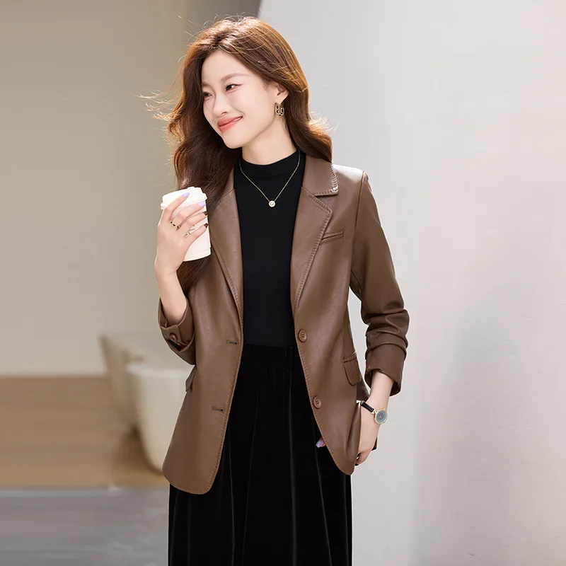 سترة طويلة من الجلد عالي الجودة للنساء بياقة مدببة سترة واحدة الصدر لخريف وشتاء 2025 ملابس مكتبية باللون الأسود والبني