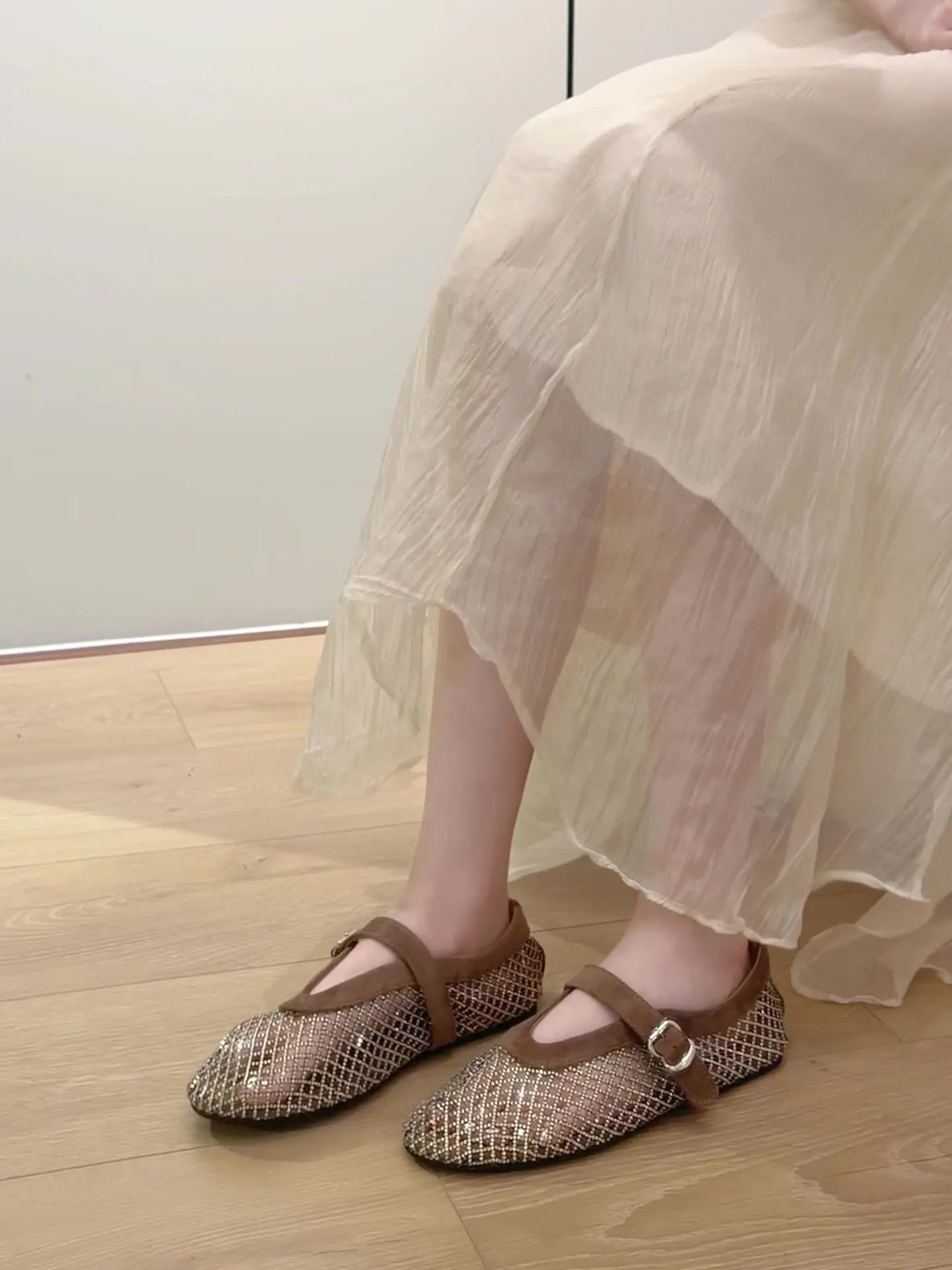 nouvelles-ballerines-retro-en-maille-respirante-avec-strass-pour-femme-2026-–-Elegantes-bout-rond-boucle-semelle-plate-semi-ouvertes-simples