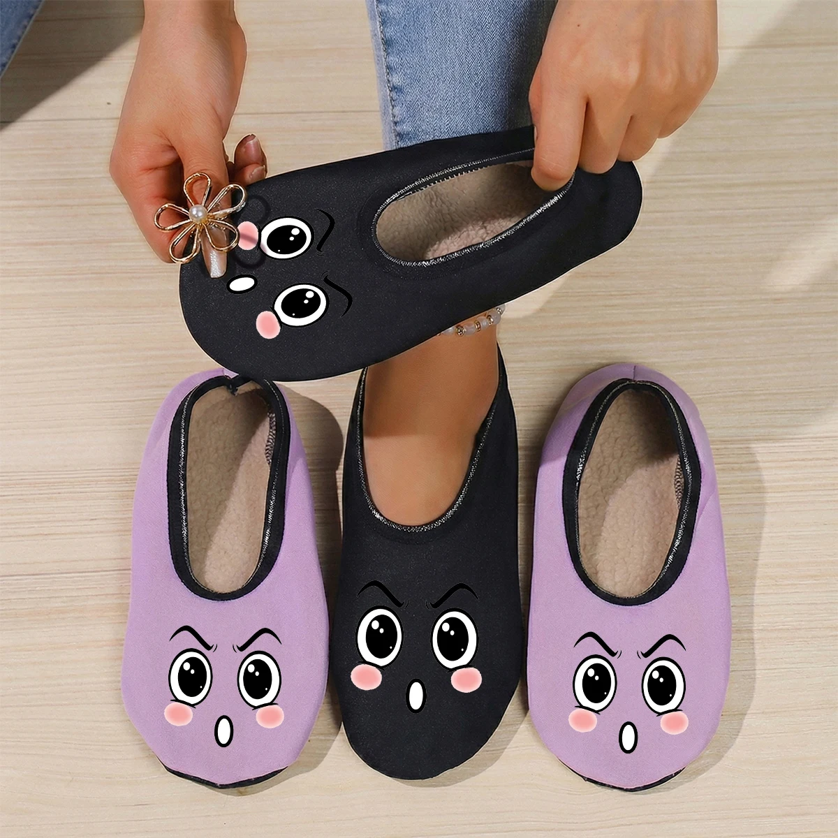 شبشب نسائي لطيف يمكن ارتداؤه في الفصول الأربعة مطبوع عليه رسوم كرتونية من جلد الغزال يسمح بمرور الهواء ومرونة عالية في الأماكن المغلقة ومضاد للانزلاق