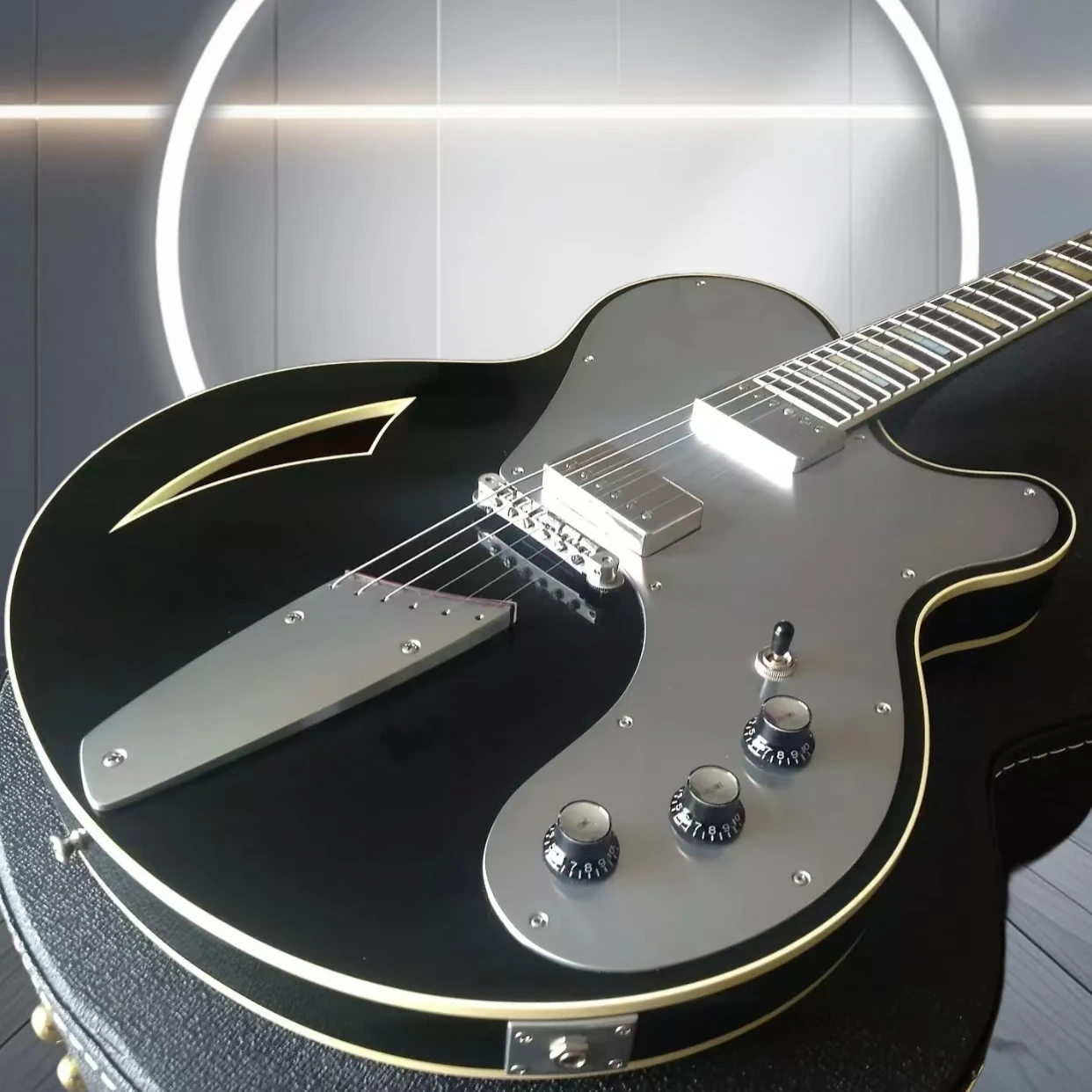 

Электрогитара Josh Homme Motor Black с полуполым корпусом, алюминиевая накладка и хвостовик, хромированная фурнитура