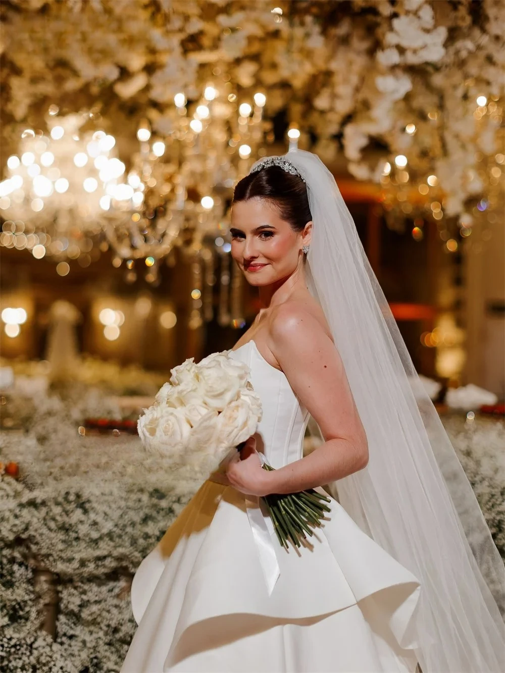 Luxury Sleeveless A Line Wedding Dress Strapless Bridal Dresses Fitted At The Waist Wedding Gown Customized 2026
