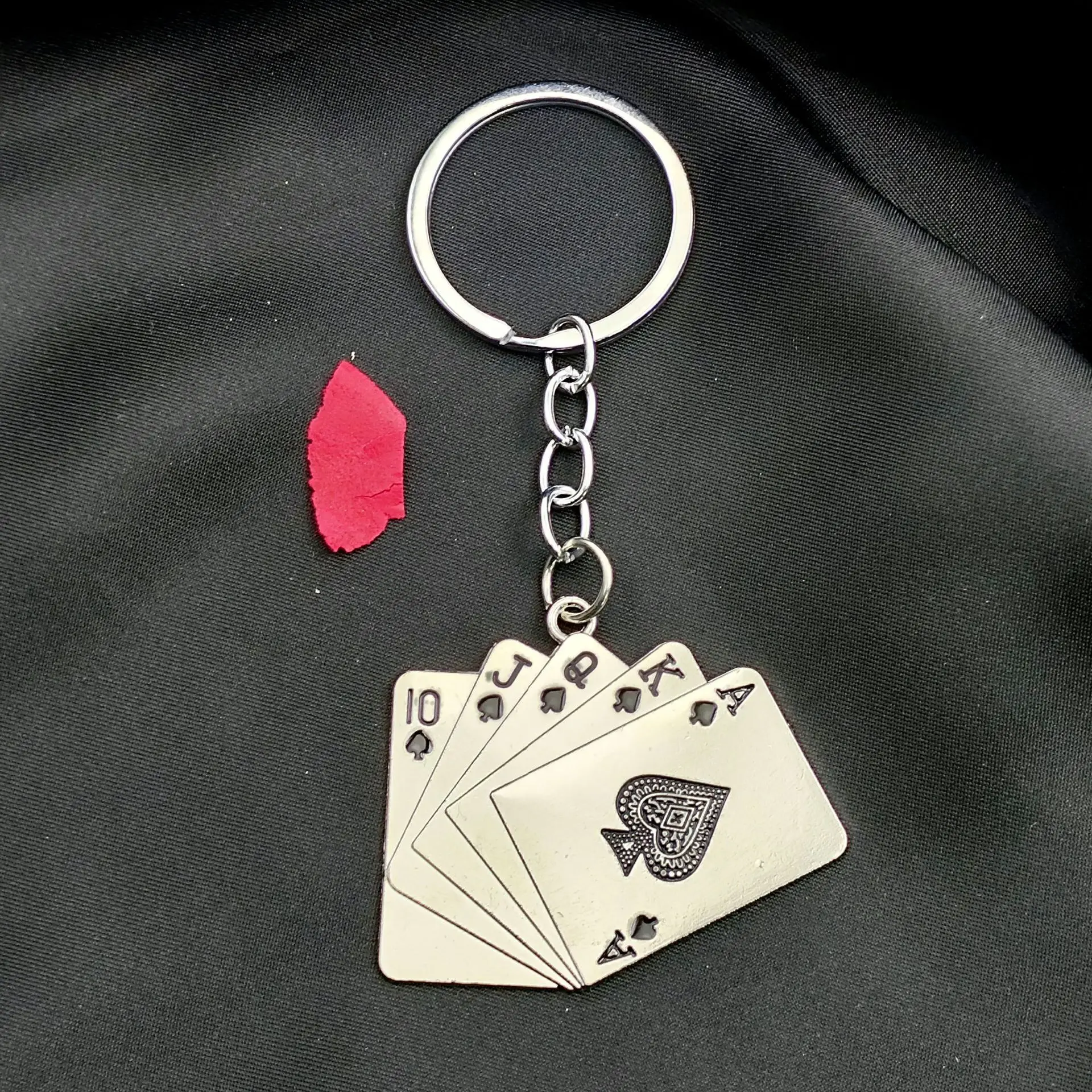 Kreativer Personalisierter Simulierter Poker-Metall-Autoschlüsselanhänger, Motorrad-Gepäck-Schlüsselring, Zubehör-Anhänger, Dekoration, Geschenk – Detail 7
