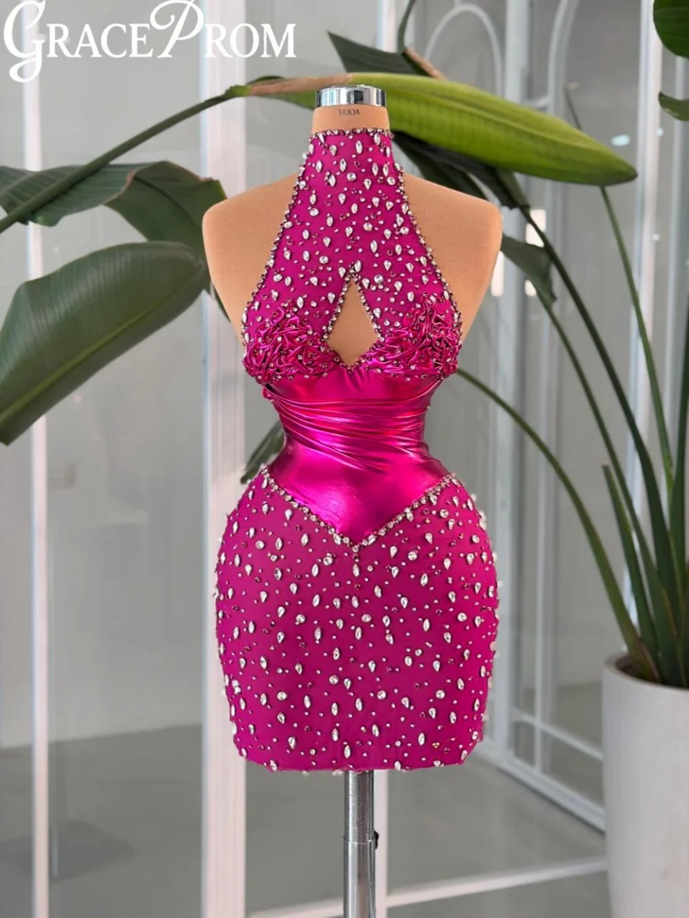 

Mini Luxurious Crystal Evening Dress Modern Halter Sleeveless Homecoming Dresses For Party Customized Glamorous Cocktail Gown