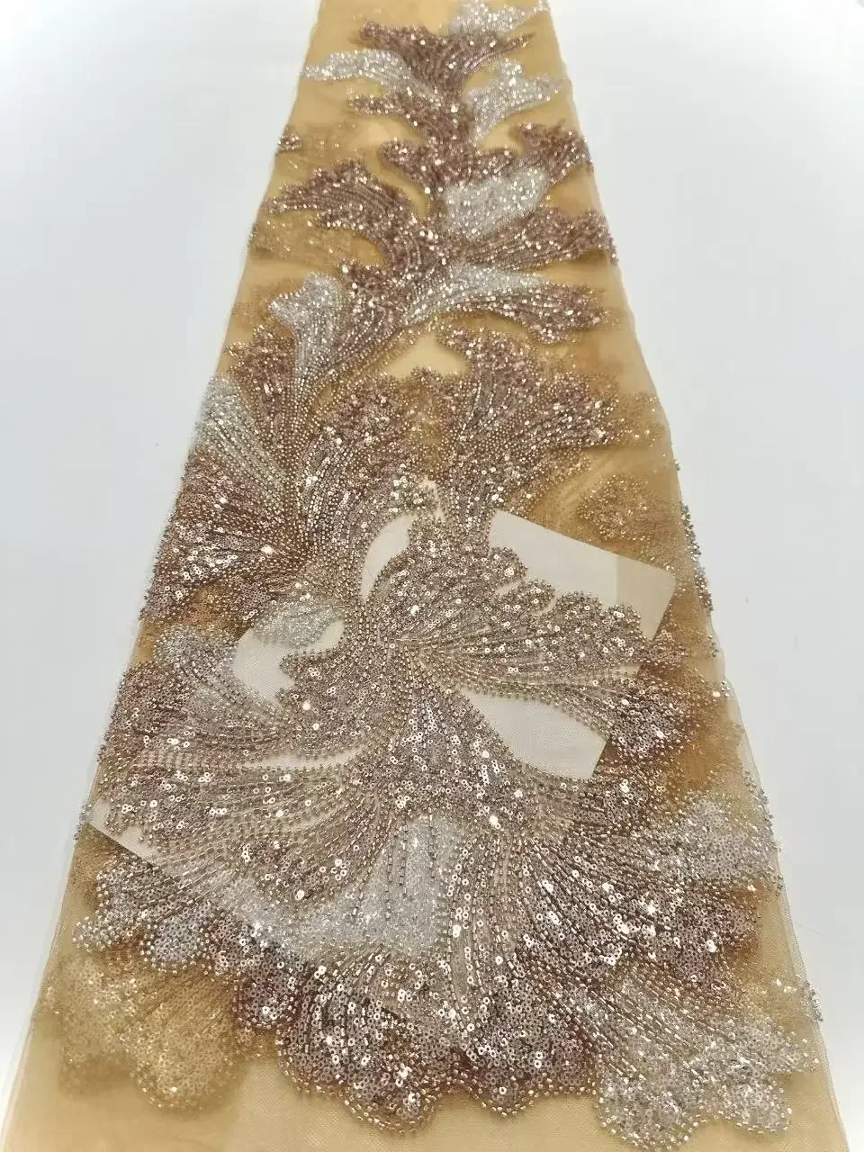 Сшитая роскошной французской кружевной ткани с блестками, африканской вышивкой жениха из бисера, нигерийским и качественным платьем.