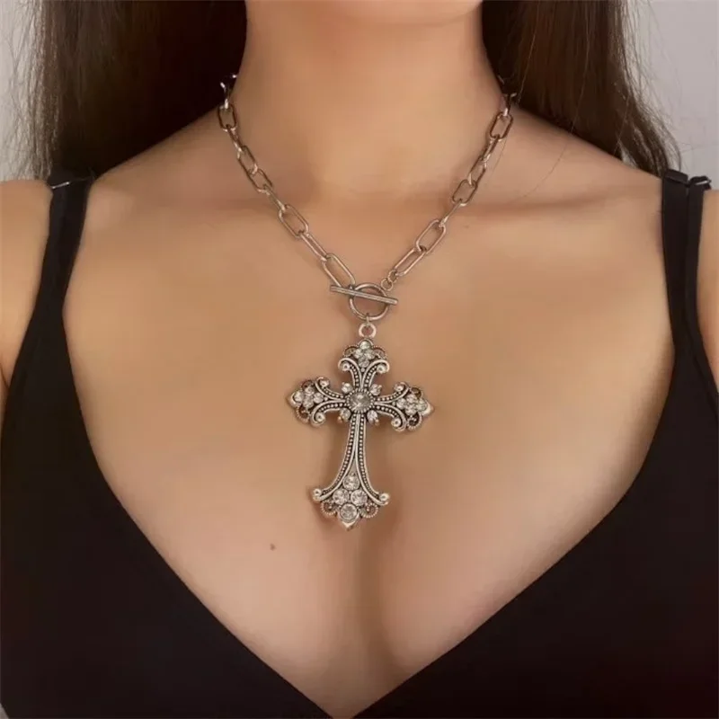 Große detaillierte Strass Kreuz Halskette Gothic Vintage Coquettich Y2k Grunge Schmuck große große Kreuz Anhänger Kette