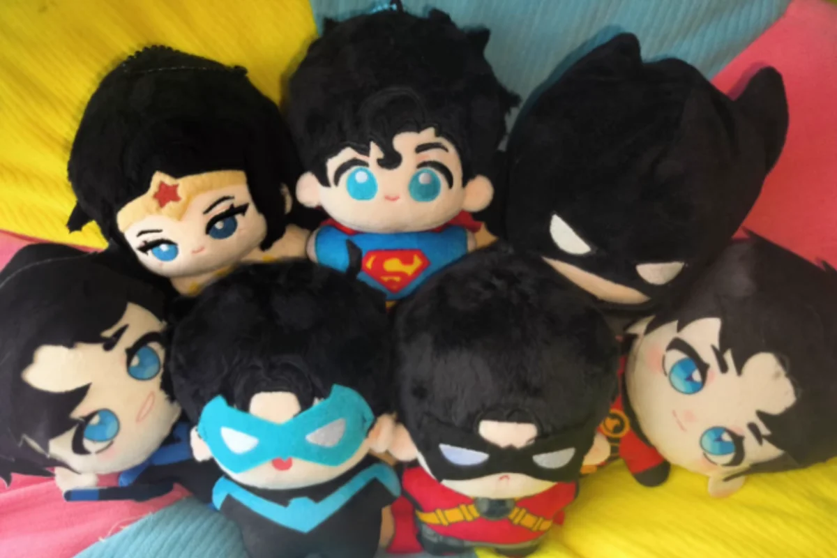 

Новый аниме Крыло Дик Грейсон Красный головной убор Джейсон Тодд Косплей Атрибут 10 см хлопковая кукла с принтом