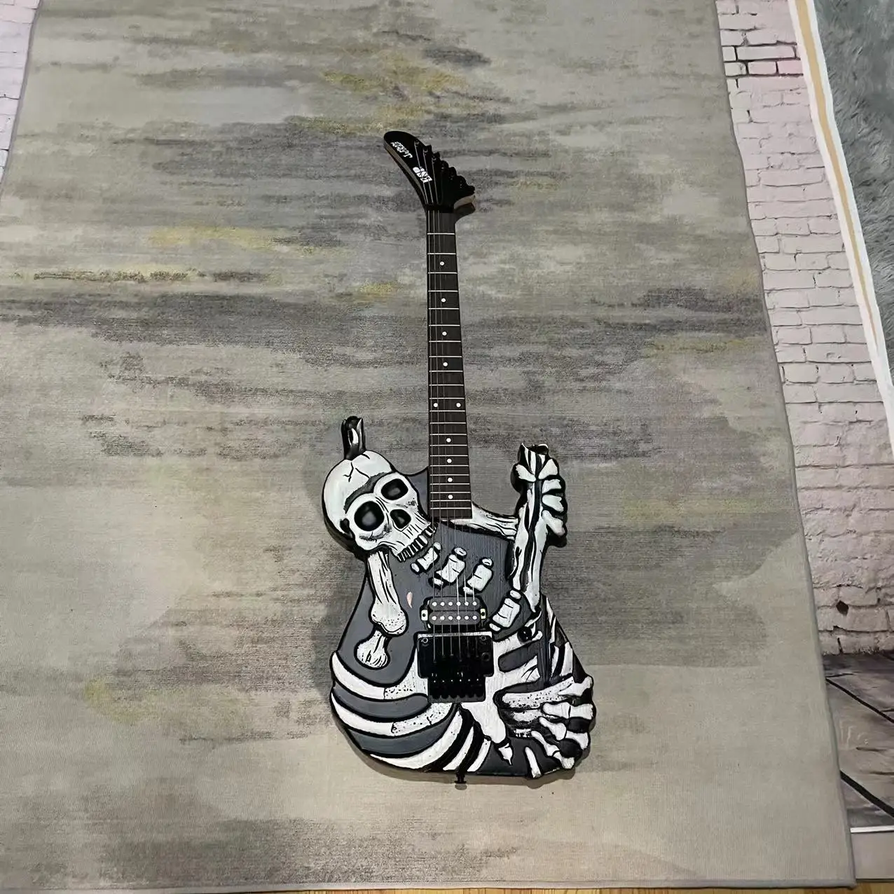 In stock, 6-chord carved skeleton electric guitar, hand drawn body, real shipping pictures, order shipped immediately