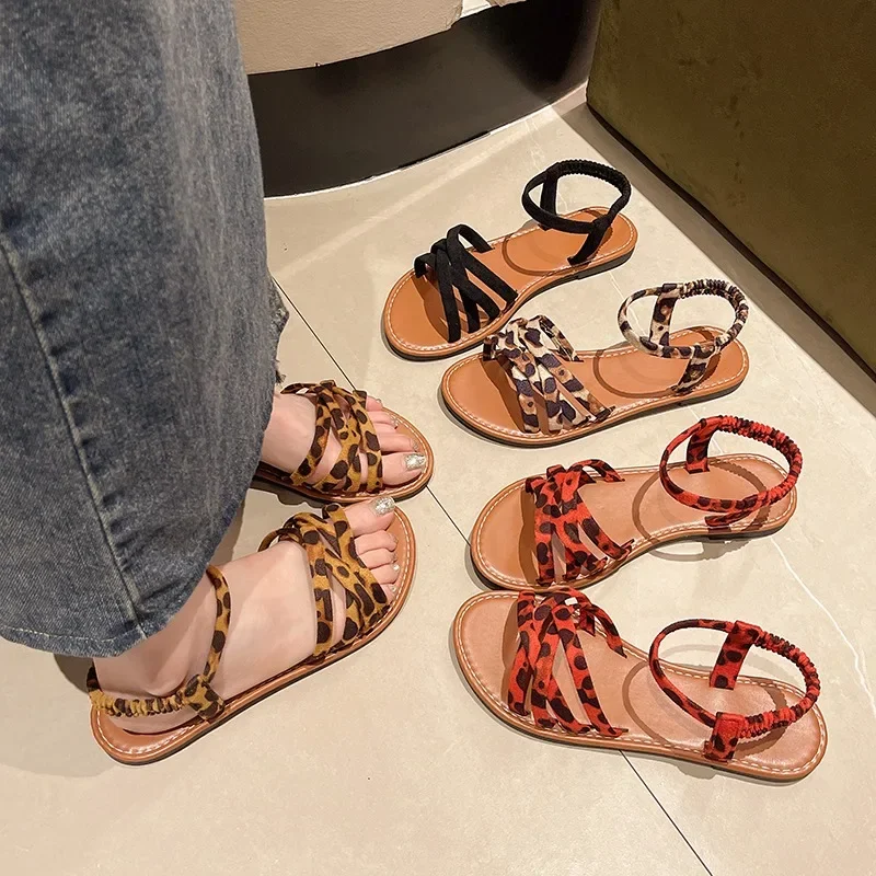 Sandalias romanas con estampado de leopardo para mujer, zapatos de playa antideslizantes, de suela plana, talla grande, 2024