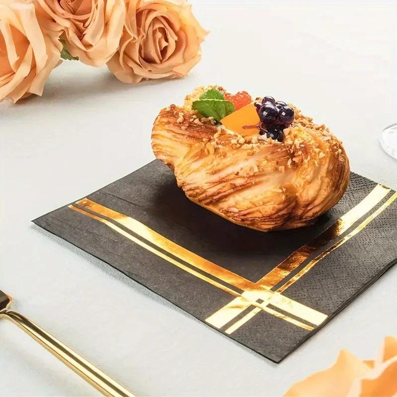 Weiße und goldene Servietten – Set mit 40 Einweg-Cocktail- und Dessertservietten mit Goldbesatz, perfekt für Hochzeitsfeiern und Events – Detail 1