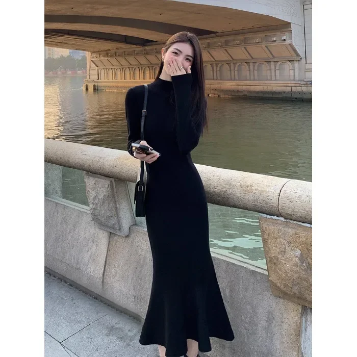 Schwarzes Unterbody-Strickkleid im Hepburn-Stil für Damen, Herbst-Winter mit Mantel, schmal geschnittenes, langes Pullover-Fischschwanzkleid