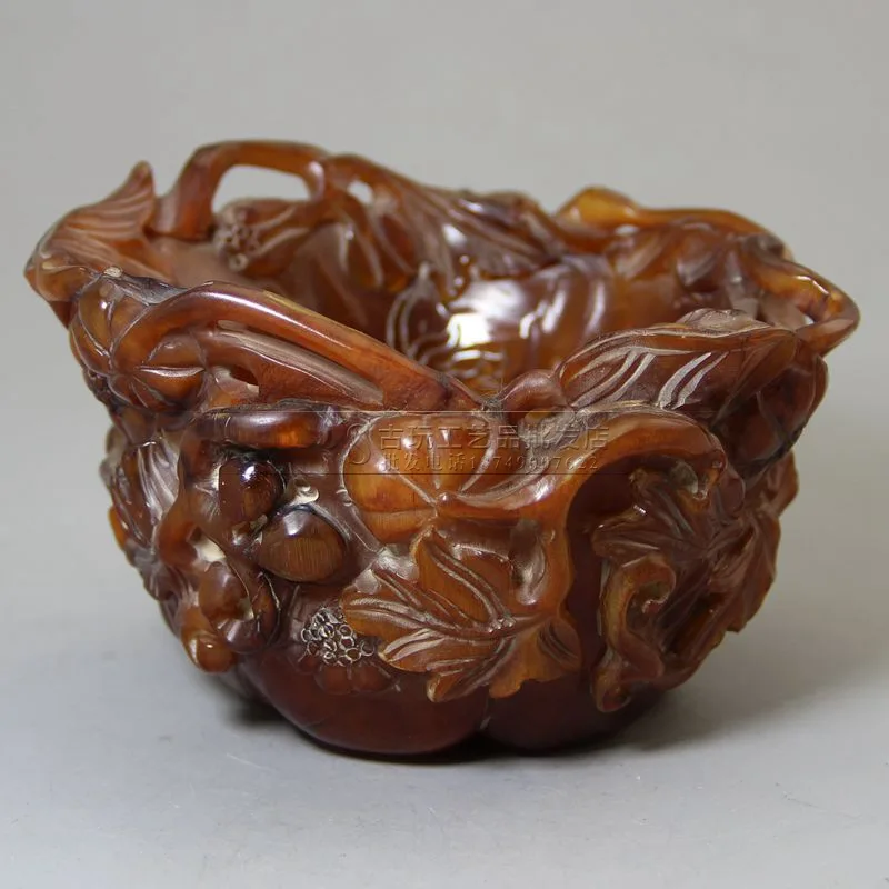 Handicraft manufacturers collect and make old bone carvings, tooth carvings, ox horns, flower bowl ornaments