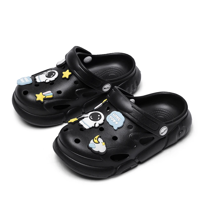 

2024 New Fashion Summer Shoes for Kids Breathable Hollow-out Sandals Children Casual Beach Shoes Garden Clogs with Cute Charms