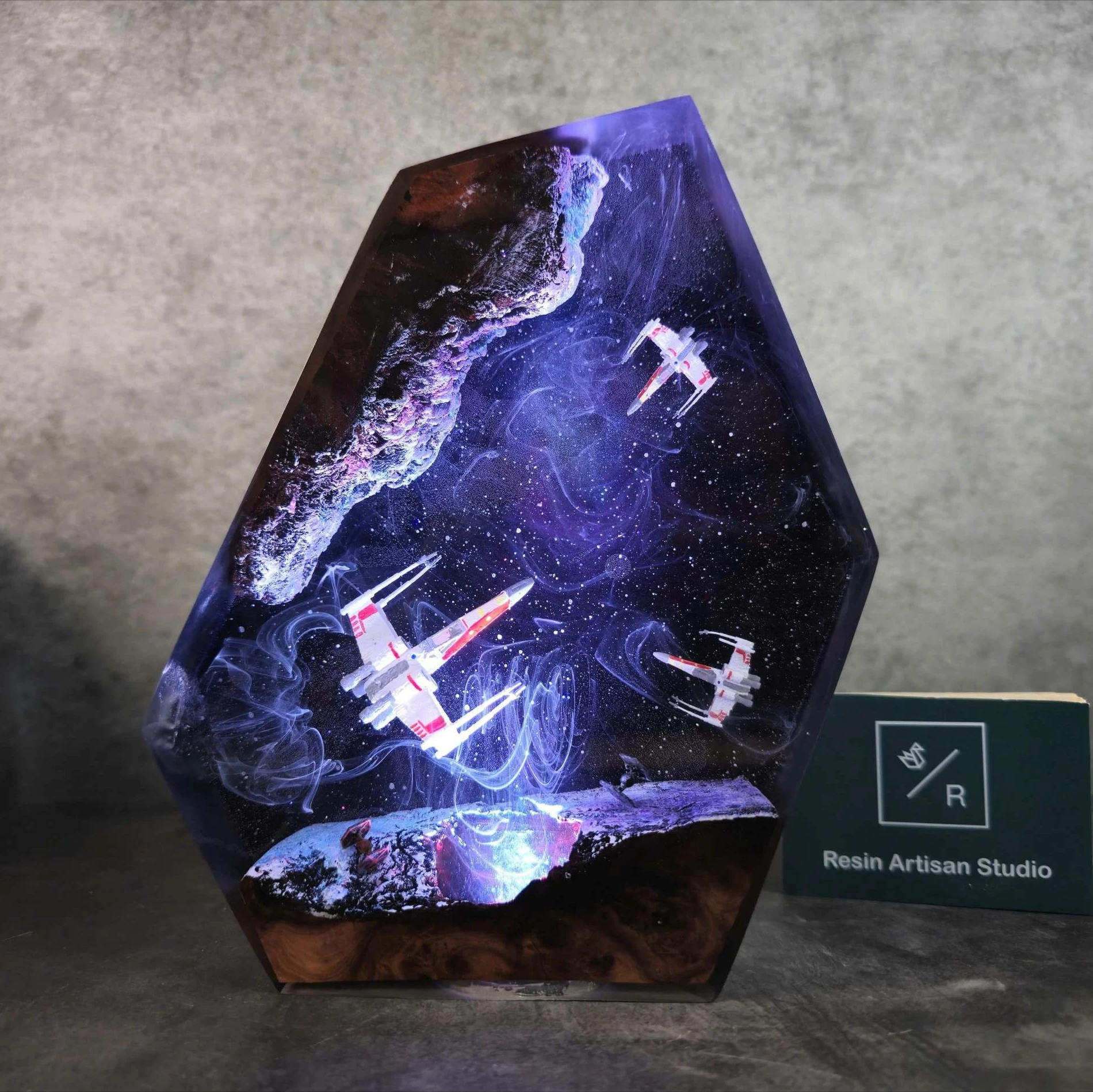 HH 2026 Outer Space Themed Resin Table Lamp Hand Cast Starry Galaxy Spaceship Scene Soft Ambient Light Desktop Art Ornament
