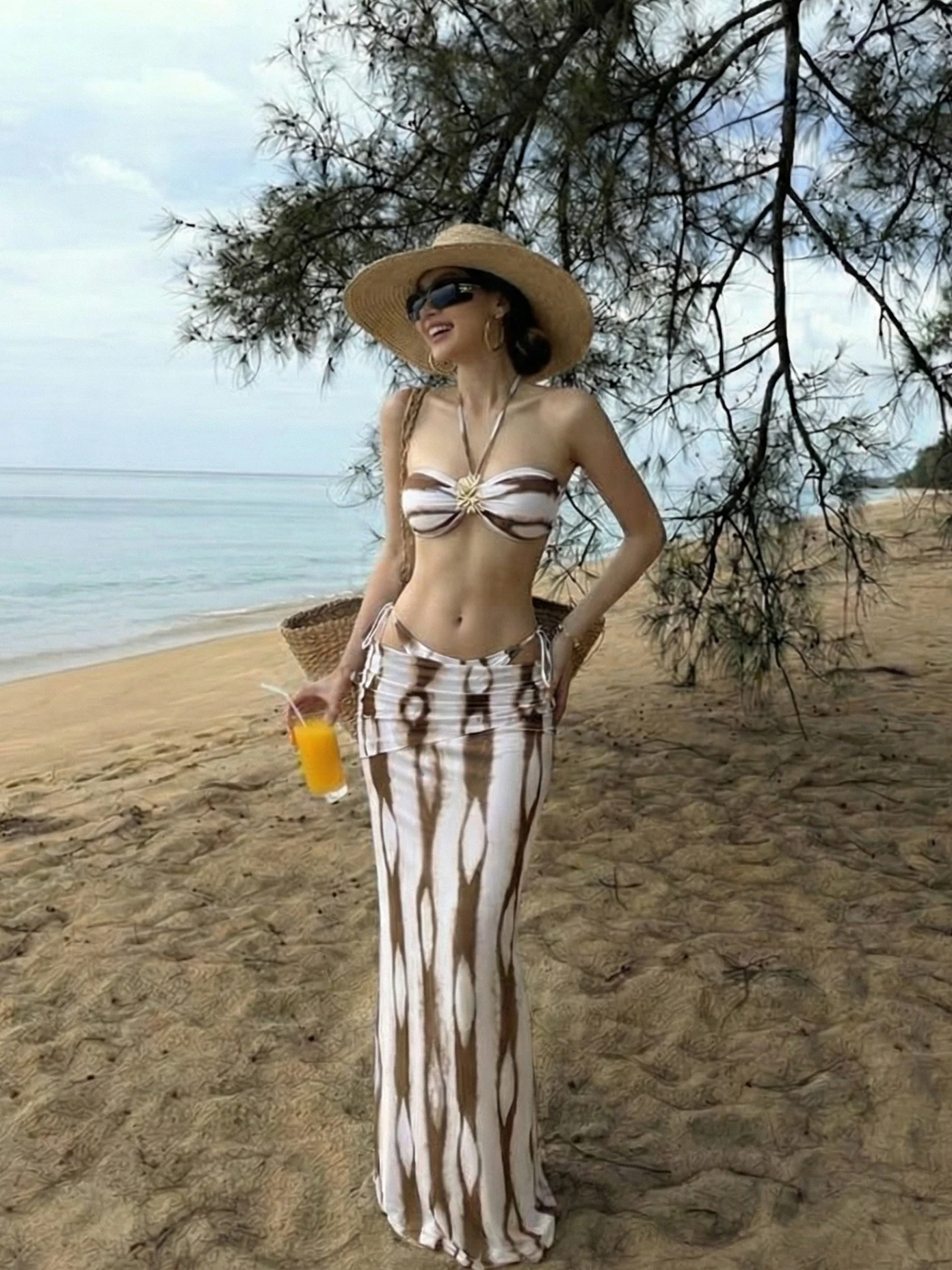 

Потрясающий новый праздничный комплект бикини из двух частей для женщин 2026 года: элитный, с эффектом роскоши, для горячих источников, с длинной юбкой, сексуальный, для создания образа «чистого желания»