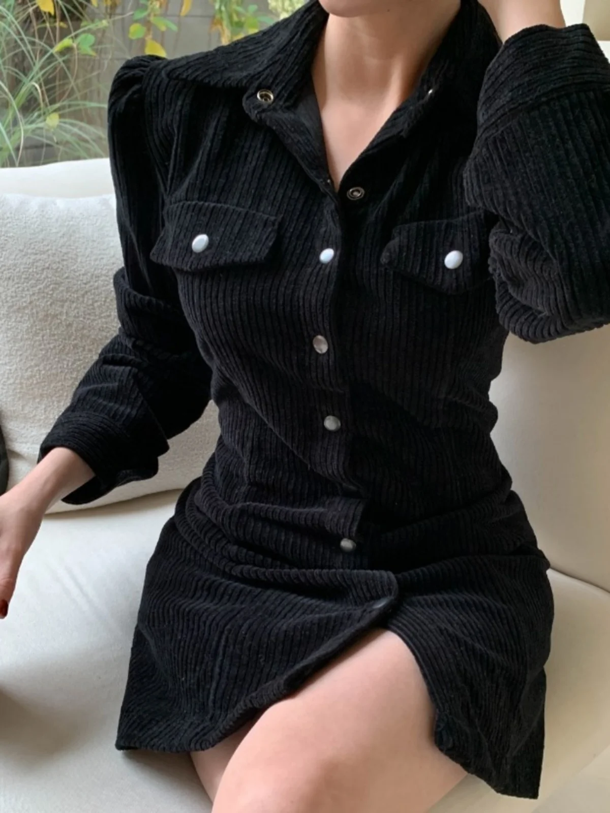 Vestido de Corduroy Chic F Moda de Outono 2024 Novo Retro com Gola Reversível e Botão Único Cintura Alta Vestido Preto...