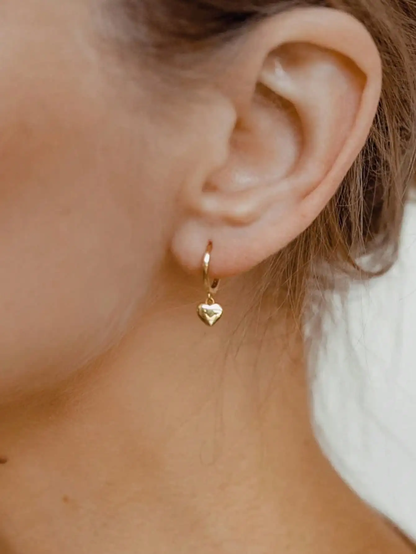 

Изящные золотистые серьги-кольца с подвеской в виде сердца для женщин