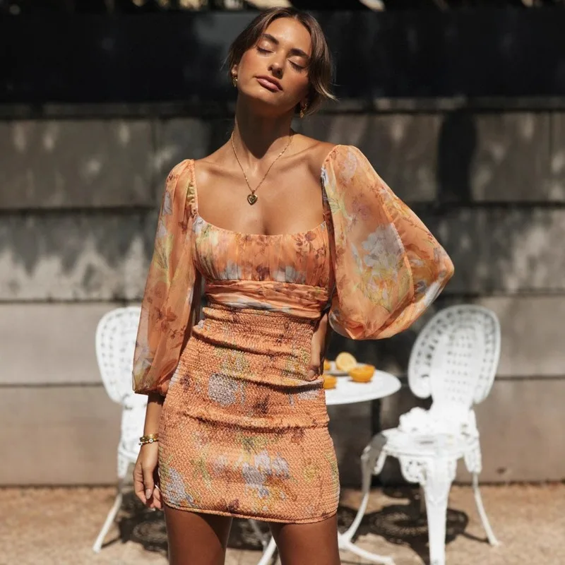 Abito da donna con maniche a lanterna e smock - Abito da sera autunnale con stampa aderente senza schienale e dettaglio sul retro. Abito da sera per le vacanze