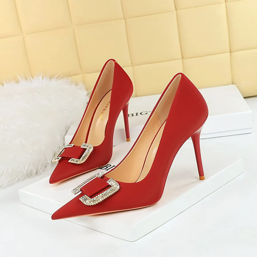 

Fashion Banquet High Heels With Thin Heels Shallow Mouth Pointed Satin Metal Rhinestone Button Single Ladies Women Shoes Pumps