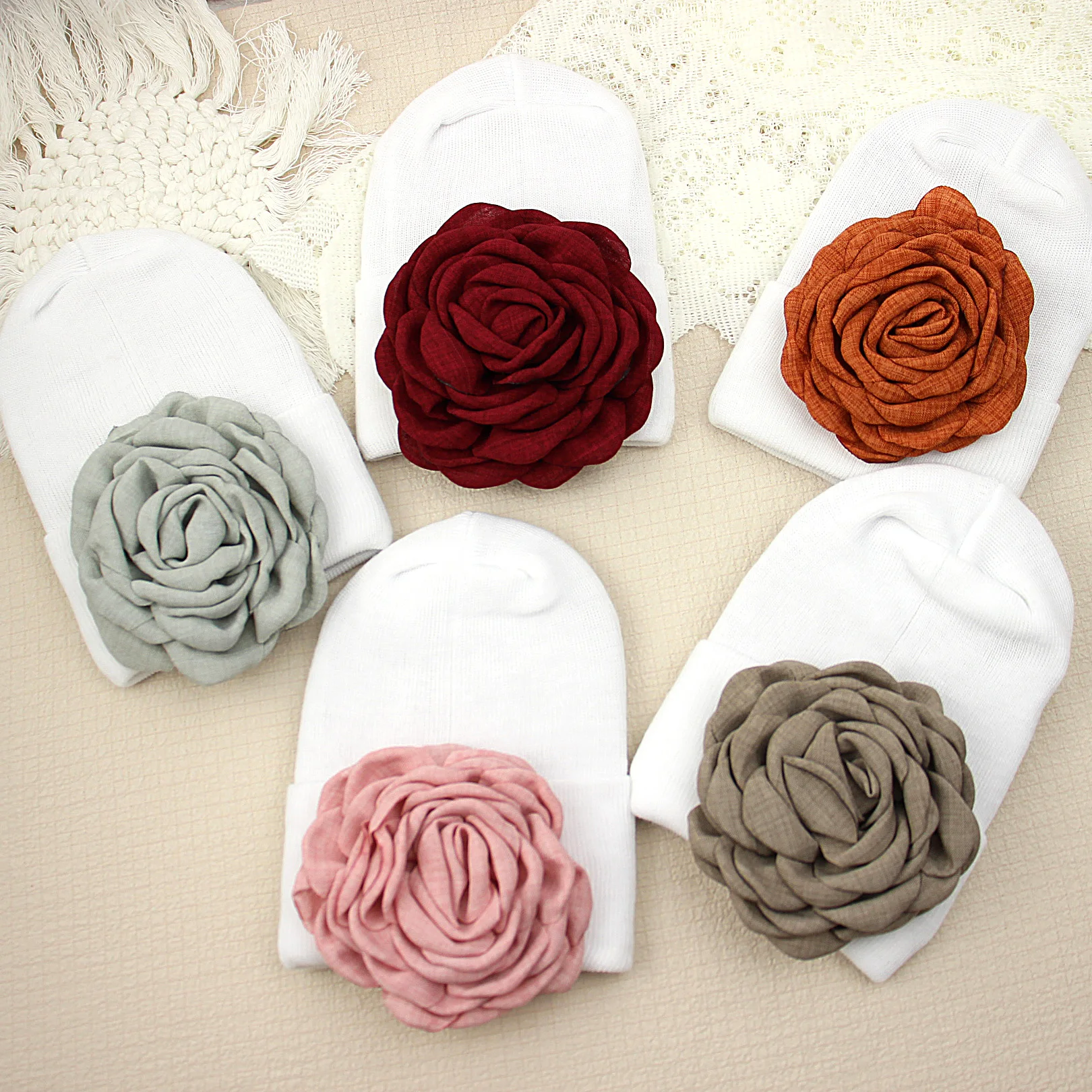 ل 0-6 أشهر طفل الفتيات زهرة الشعر محبوك قبعة زهرة الورد مع قبعة الحياكة البيضاء الوليد شتاء دافئ Gorros Skullcap عمامة #3