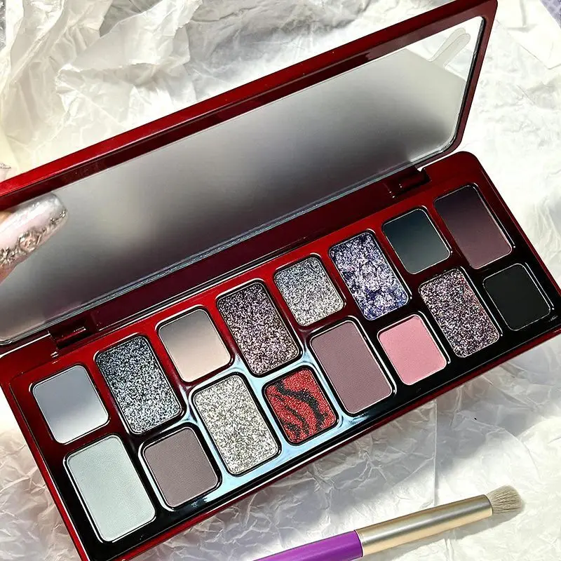 Eine gotische kleine rauchige rote und schwarze Lidschattenpalette, eine dunkle, nische, super coole und stilvolle Eyeliner