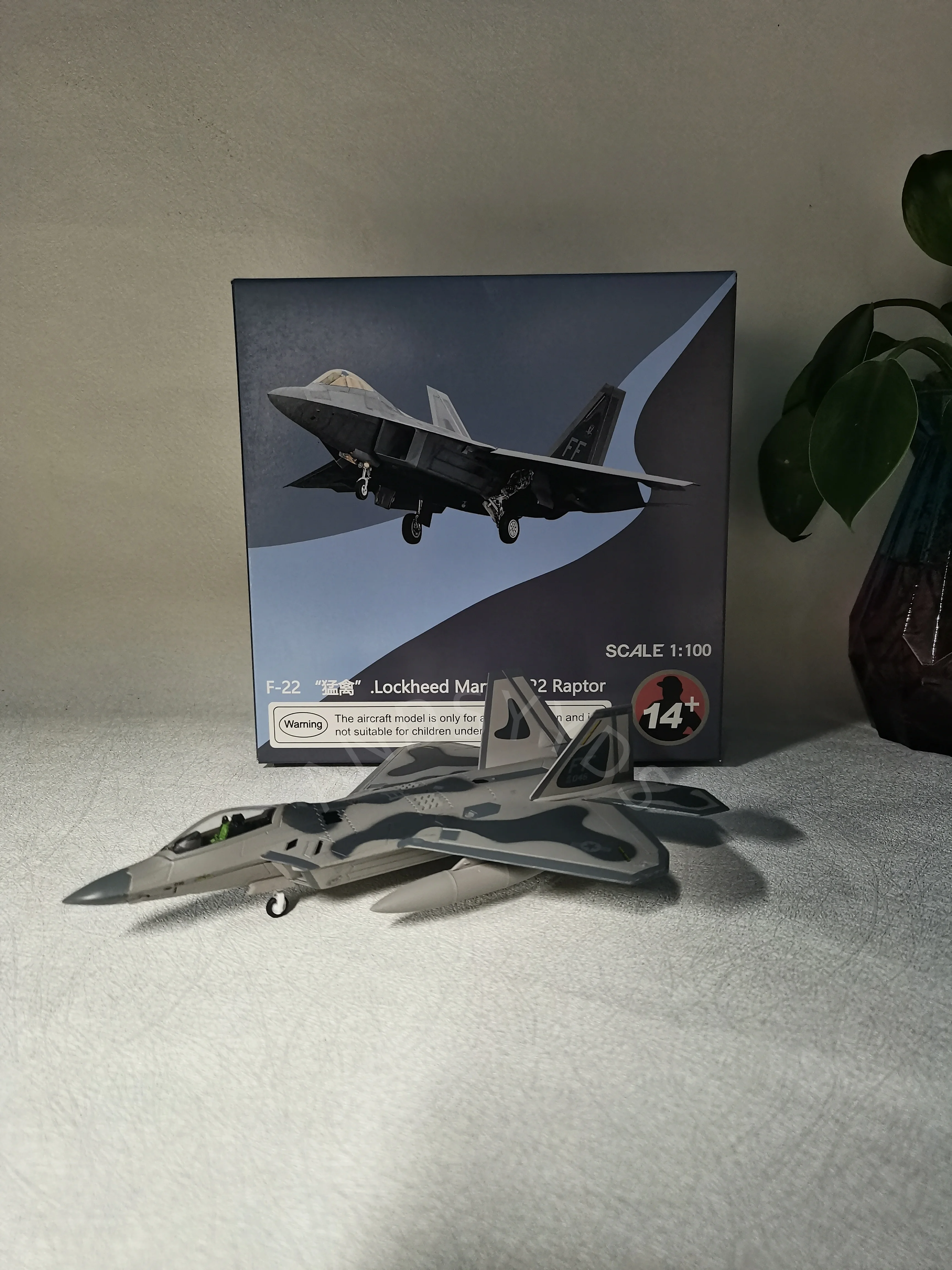 

1/100-й литой американский истребитель F-22, модель самолета Raptor, литая под давлением модель самолета Raptor на память с подставкой, домашний декор