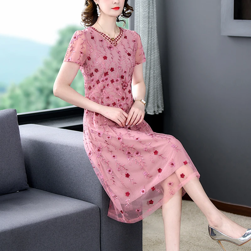 

2023 Women's Flower Embroidery Beaded Slim Fit Large Dress Summer New Short Sleeve Silk V-Neck Lace Splice Skirt Knee Long Robe