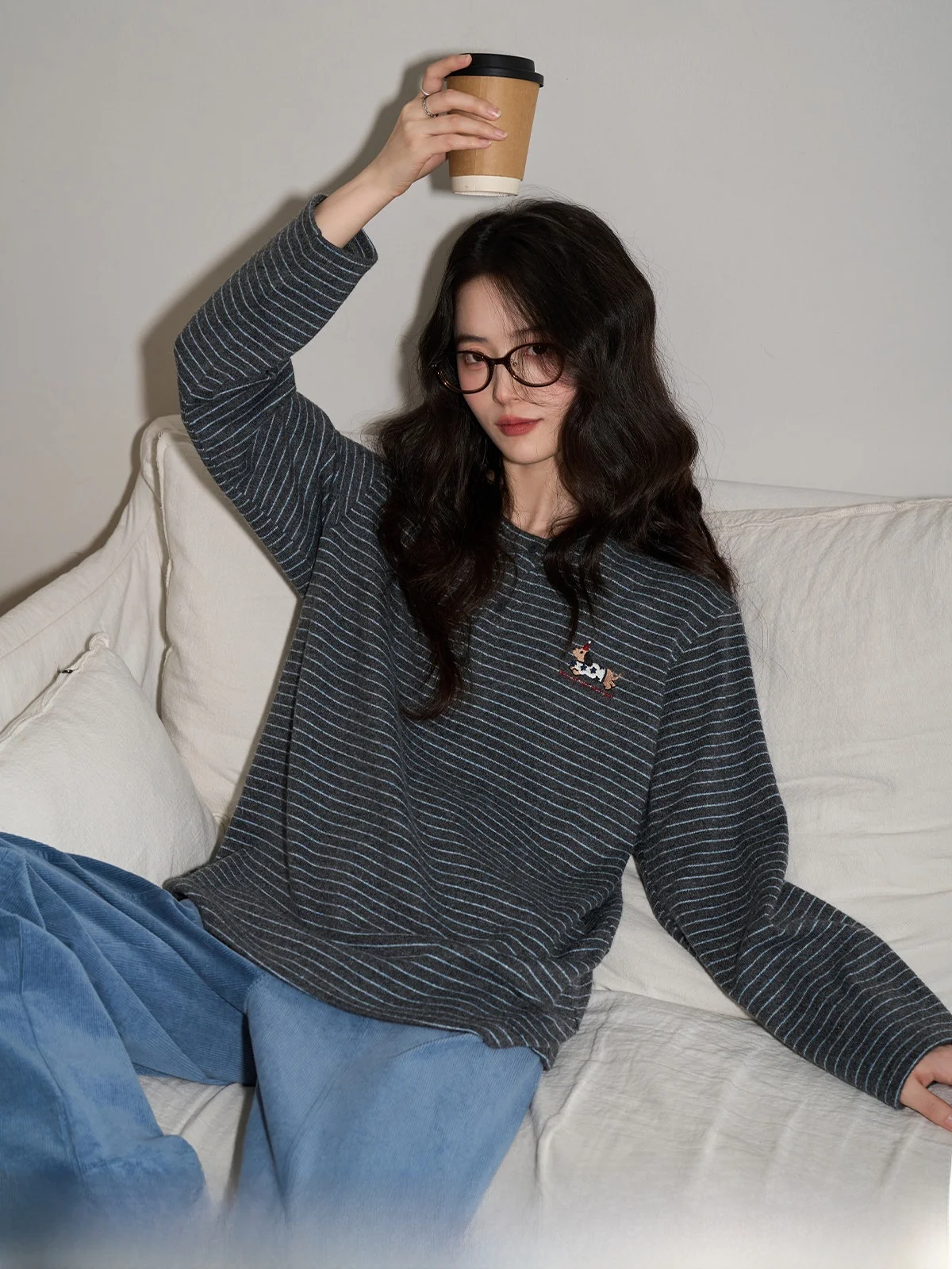 

Женская свободная трикотажная футболка с вышивкой и полосками, зимняя повседневная базовая модель, китайский бренд, новинка 2025 года