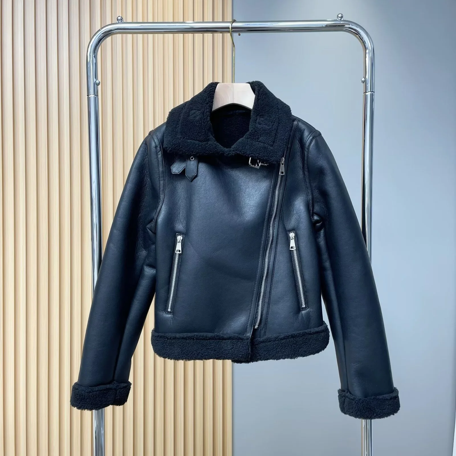 

Осень 2024, новинка, свободная двухсторонняя мотоциклетная куртка из искусственной кожи с мехом ягненка, цельный утепленный жакет из меха, теплая куртка