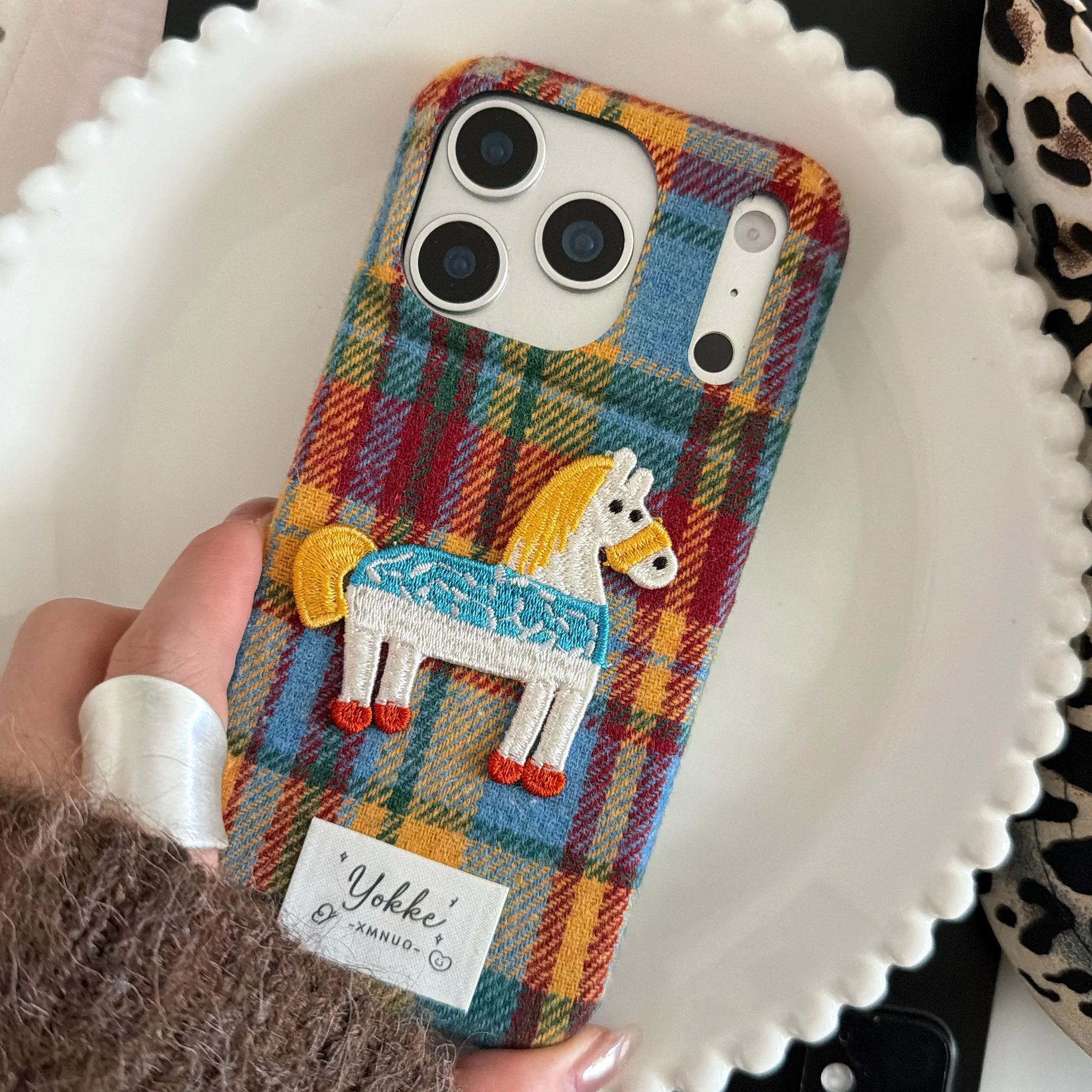 ثلاثي الألوان الربط التطريز منقوشة الكرتون المهر آيفون 17 برو ماكس 16 15 14 زائد لينة شتاء دافئ فروي غطاء