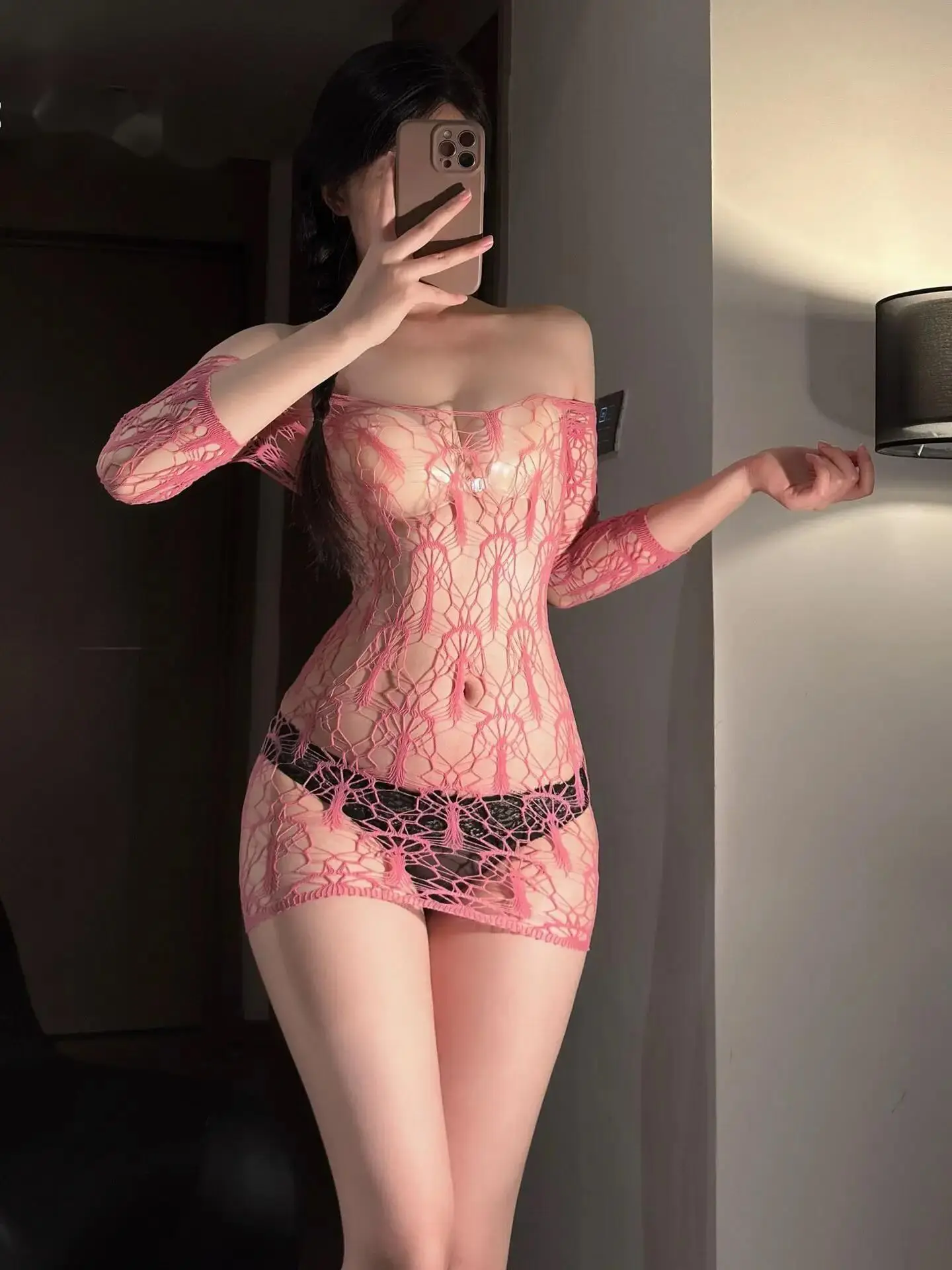 純粋な欲望ピンクシアーホローアウトタイトボディコンドレスセクシーな楽しい網タイツドレス女性のためのオフショルダーバックレスノースリーブOM4K